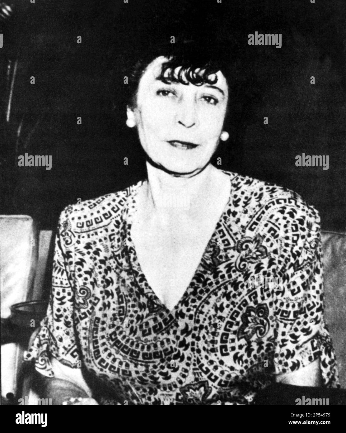 1950 , Hawaii , USA : Die gefeierte Kolumnistenjournalistin der "Los Angele Examiner Prinzessin CONCHITA PIGNATELLI di CERCHIARA d' Aragona Cortés" (geb. SEPULVEDA y DE LA GUERRA , 1888 - 1972 ), verheiratet mit der faschistischen Journalistin und dem italienischen Prinzen Valerio Pignatelli di Cerchiara ( 1886 - 1965 ) in Los Angeles 1929 . Conchita war ein geheimer Doughter des reichen Millionärs Randolph Hearst - Ritratto - nobiltà - nobili italiani - italienischer Adel - Principessa - giornalista - Sozialit - High Society - Alta Società --- Archivio GBB Stockfoto