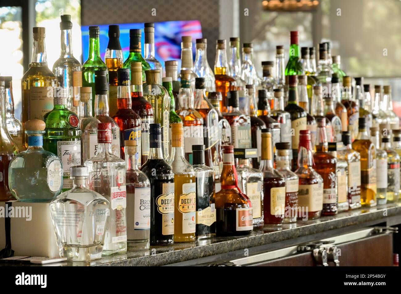 Austin, Texas - 2023. Februar: Eine Bar mit Spirituosen in Reihen Stockfoto