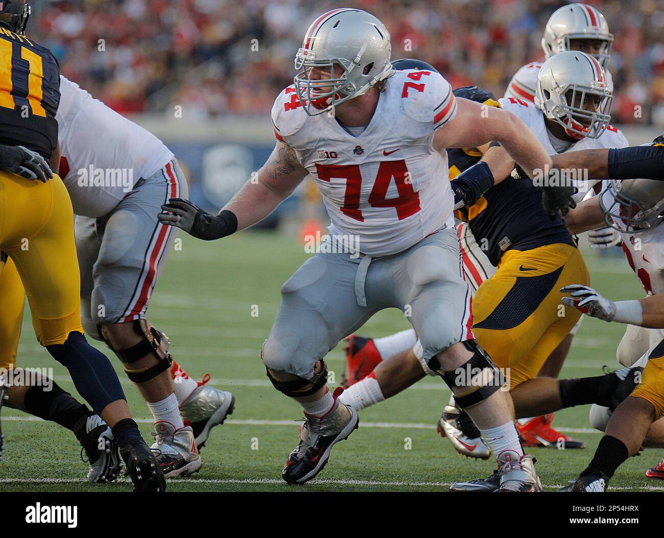 Sept. 14, 2013 - Berkeley, CA, USA - Sept 14 2013 - Berkeley CA, U.S. - Ohio State OL # 74 Jack Mewhart during NCAA Football game between Ohio State Buckeyes and California Golden Bears 52-34 win at Memorial Stadium Berkeley Calif (Cal Sport Media via AP Images) Stockfoto
