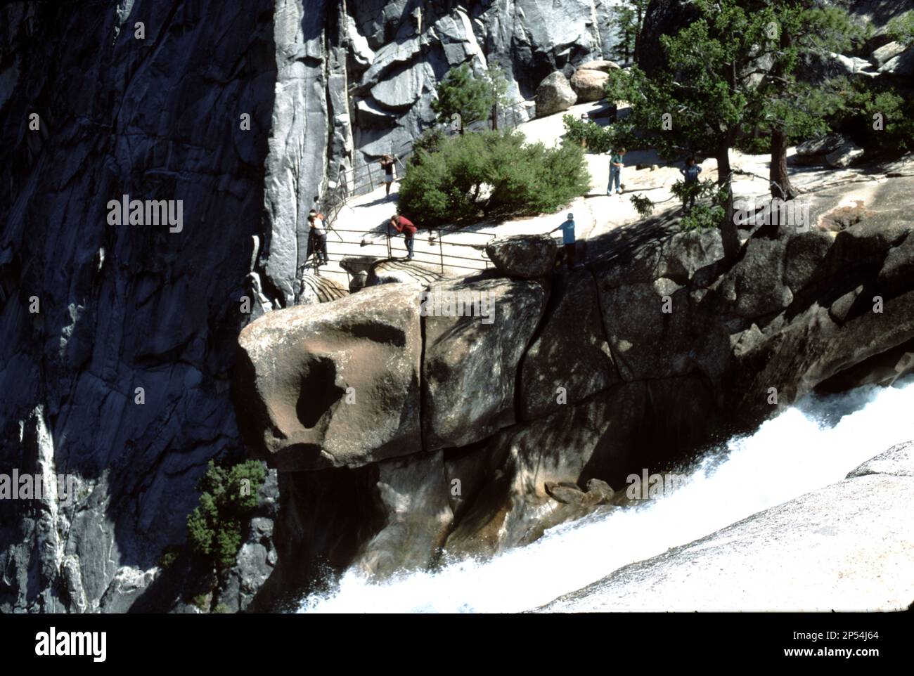 Yosemite-Nationalpark. CA. USA 1984. Nevada Falls. Der Nevada Fall ist ein 594 Fuß (181 m) hoher Wasserfall am Merced River im Yosemite-Nationalpark, Kalifornien. Es befindet sich unter der Granitkuppel, Liberty Cap, am westlichen Ende des Little Yosemite Valley. Anstrengende Wanderung. Besucherfreundliche Maultierausflüge verfügbar, wenn es das Wetter zulässt, von den Wawona-Ställen. Stockfoto