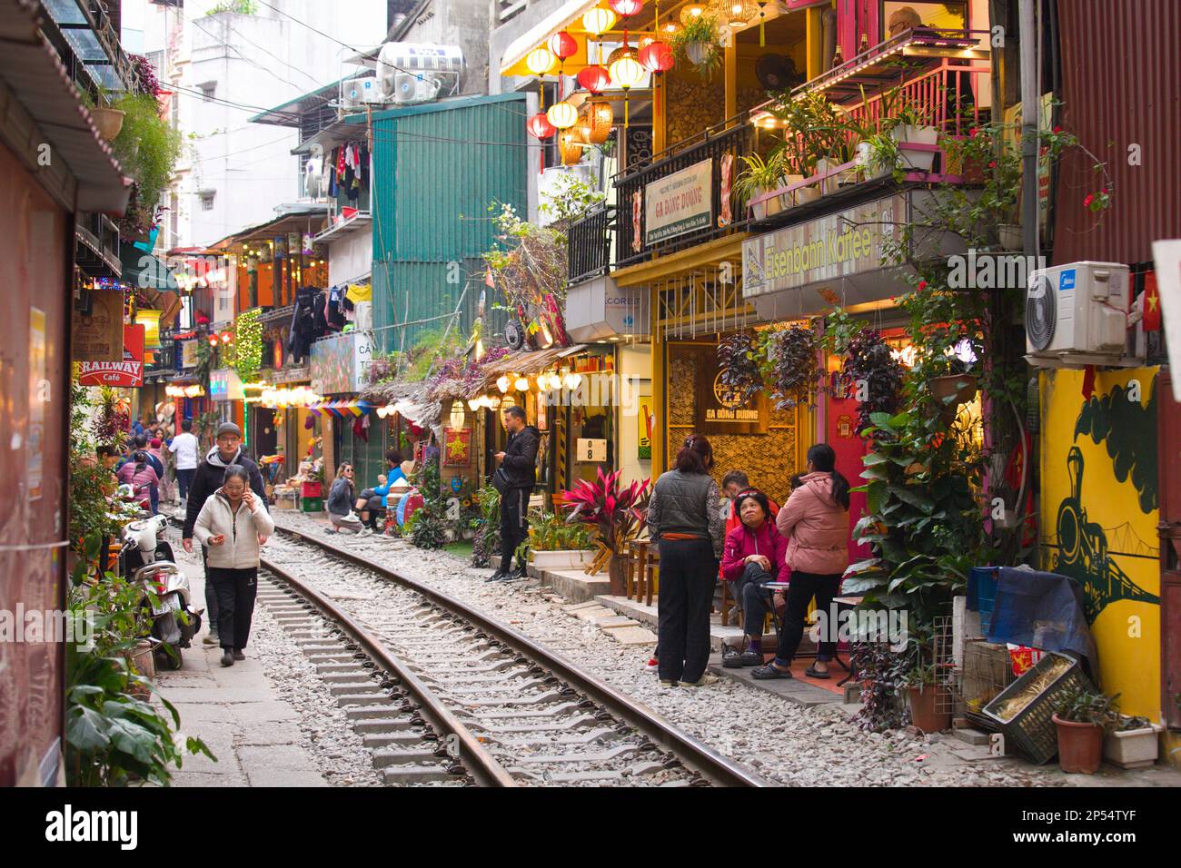 Vietnam, Hanoi, Straßenszene, Eisenbahnstrecke Stockfoto