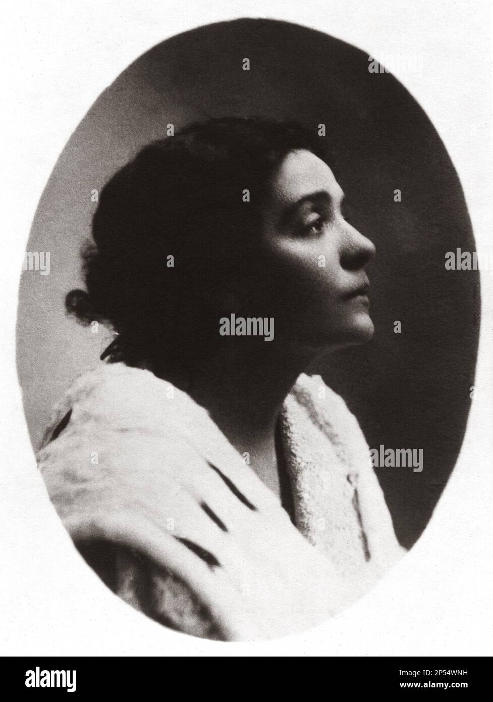 1880 c, ITALIEN : die berühmteste italienische Schauspielerin ELEONORA DUSE ( 1858 - 1924 ), Berühmte Geliebte des Dichters Gabriele D'Annunzio .- TEATRO - THEATRE - DANNUNZIO - D' ANNUNZIO - pelliccia ermellino - ermine - fur - profilo - Profile - DIVA - DIVINA - attrice teatrale - D' Annunzio --- Archivio GBB Stockfoto