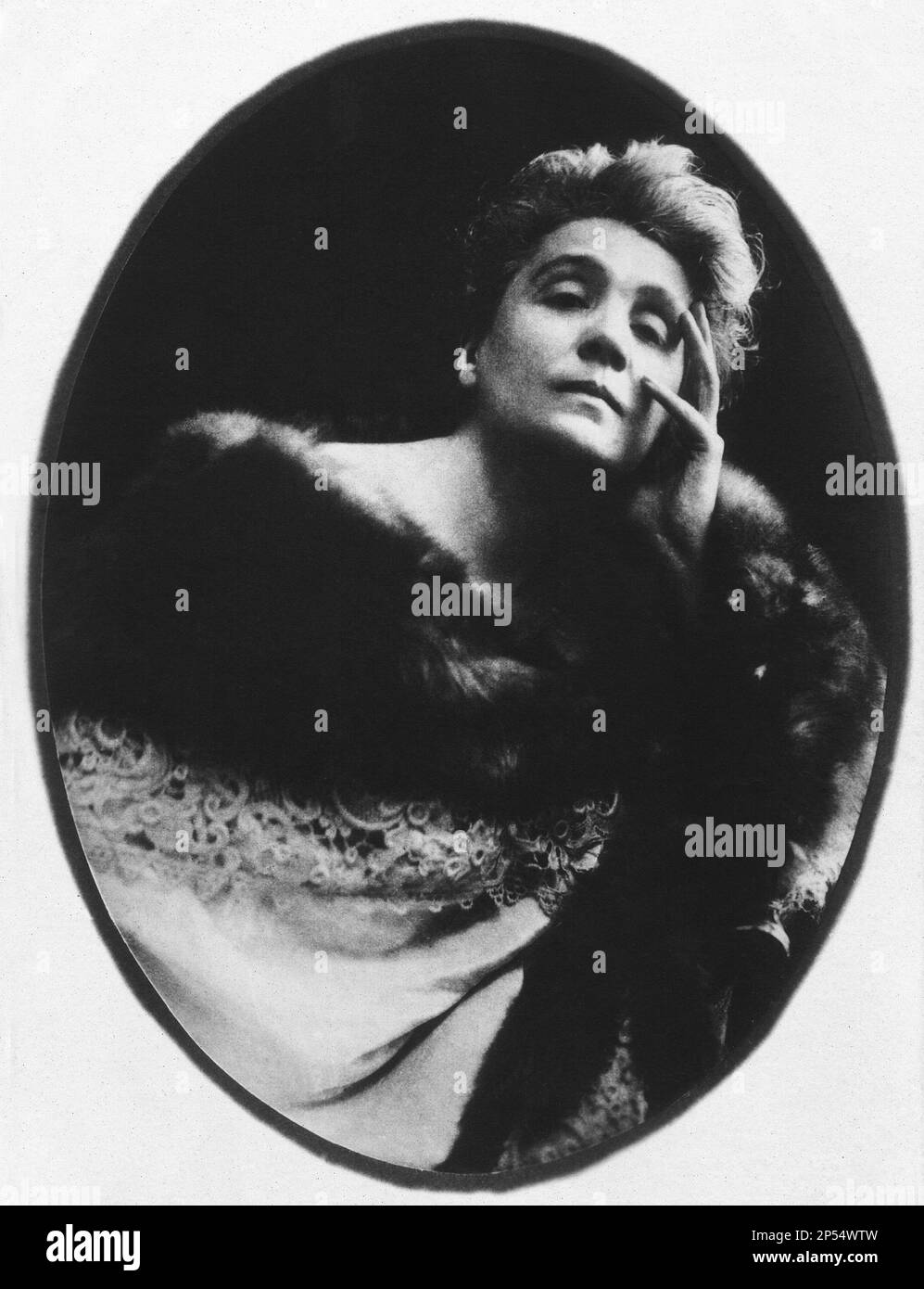 1900 c, ITALIEN: Die berühmteste italienische Schauspielerin ELEONORA DUSE ( 1858 - 1924 ) , die die Dichterin Gabriele D'ANNUNZIO - D' ANNUNZIO - DANNUNZIO - Theaterstück - TEATRO - PIZZO - SPITZE - PELLICCIA - PELLICCIA - PELZFELL - DIVA - DIVINA - Portrait - ritratto - attrice teatrale --- Archivio -- Stockfoto