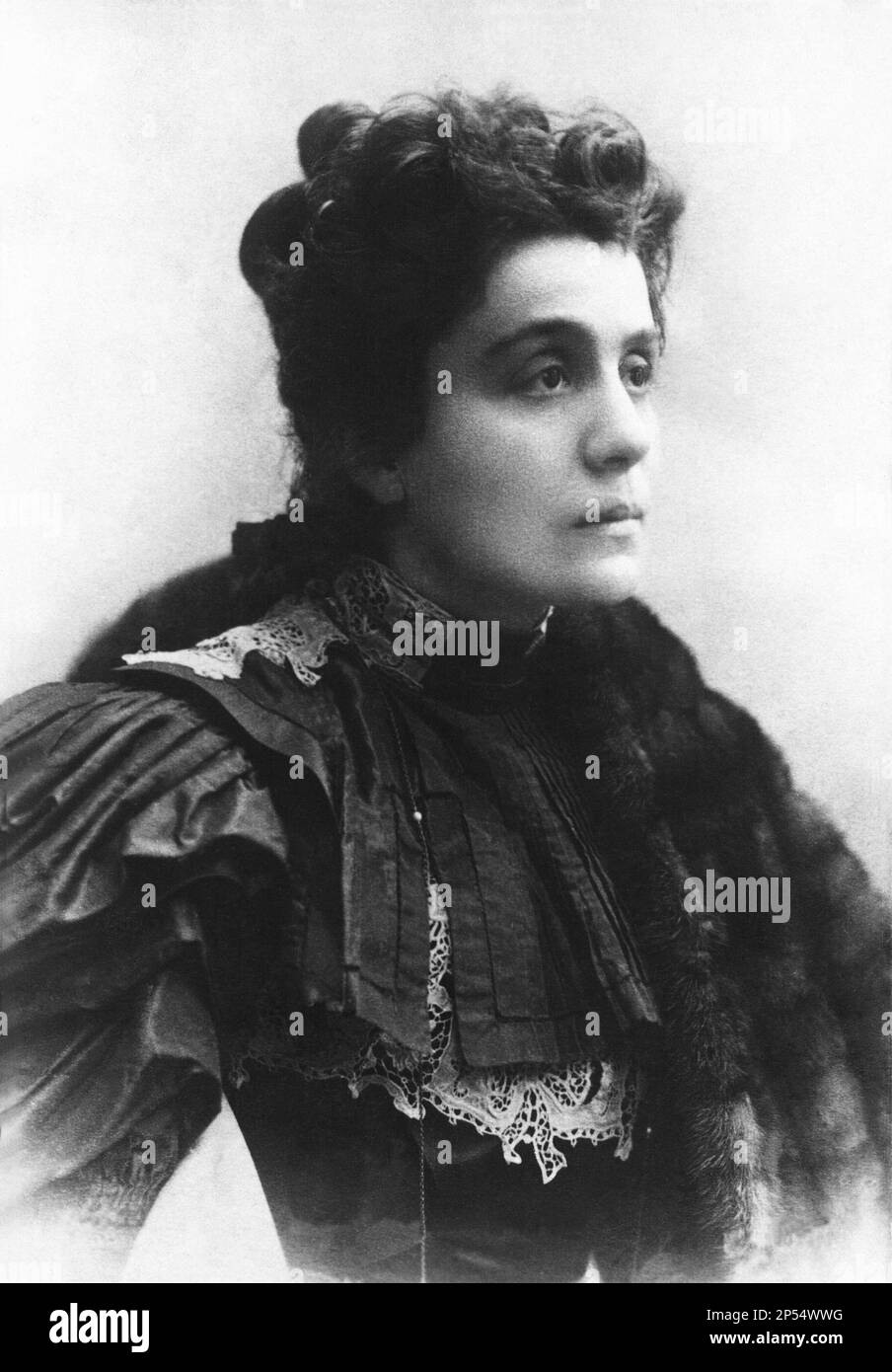 Die gefeierte ELEONORA DUSE ( 1858 - 1924 ), die berühmteste italienische Schauspielerin der Welt, Gefeierte Geliebte des italienischen Dichters GABRIELE D'ANNUNZIO - TEATRO - Theater - ATTRICE - Pelliccia - Fell - Portrait - Rituto - pizzo - Spitze - Chignon - DIVA - DIVINA - attrice teatrale - D' annunzio - Dannunzio ---- Archivio GBB Stockfoto
