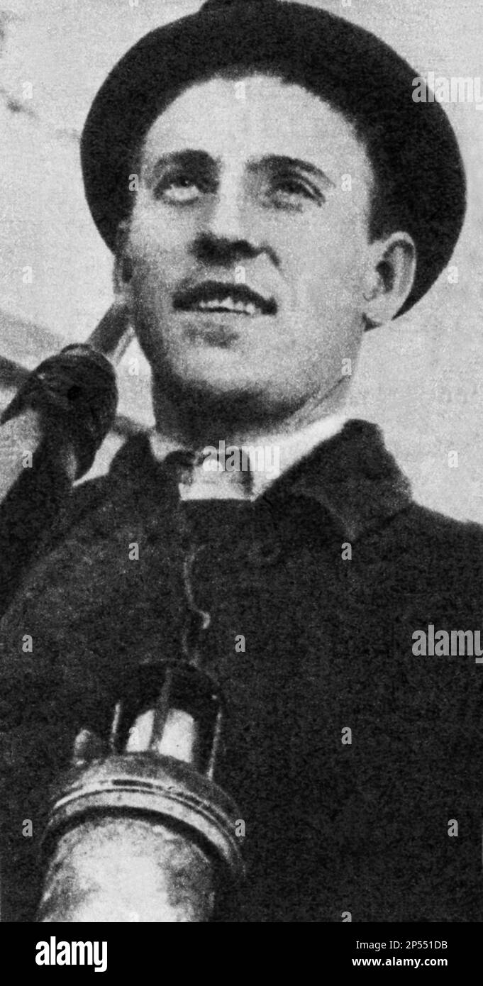 der russische sozialistische Arbeiter ALEXEI STAKHANOW ( 1905 - 1977 ). Der berühmteste Arbeiter war Alexei Stakhanow. Er soll in einer Schicht 102 Tonnen Kohle abgebaut haben. Das war vierzehnmal so viel wie von einer Person erwartet. Logischerweise konnte er es, so wie andere. Für harte Arbeit belohnt zu werden, bedeutete, dass du ein Stakhanovit warst. Tatsächlich war Stakhanow bei den Arbeitern kein beliebter Mann - aus sehr guten Gründen, da sie dadurch die Last hatten, härter zu arbeiten. Tatsächlich hat Stakhanow nach diesem Rekord häufig nicht mehr gegraben. Er durfte Russland bereisen, um als Held begrüßt zu werden und zu geben Stockfoto