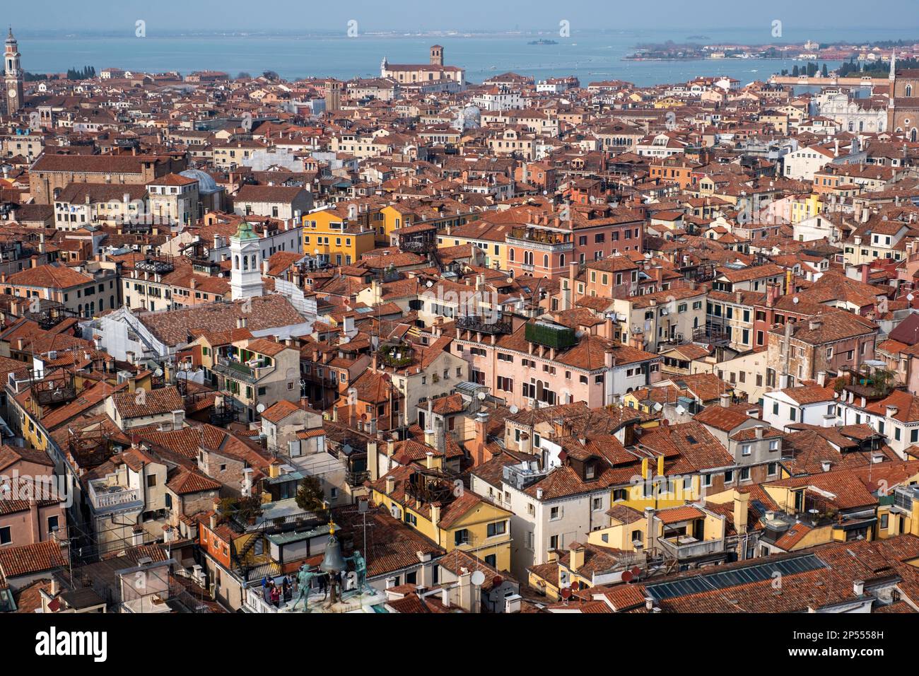 Blick nach Norden über die Dächer von Venedig vom Campanile di San Marco. Stockfoto