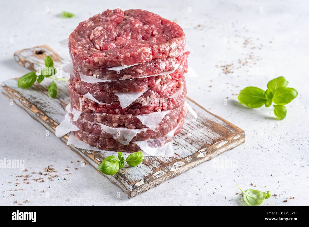 Ein Haufen frischer, roher Burgerpastete Stockfoto
