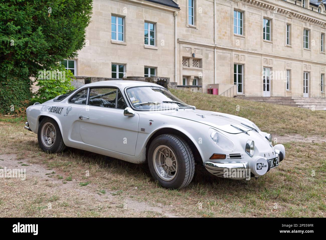 Lamorlaye, Frankreich - Juli 05 2020: Der Alpine A110-1100, ausgestattet mit einem 1.108-ccm-Motor, wurde von 1967 bis 1970 hergestellt. Stockfoto