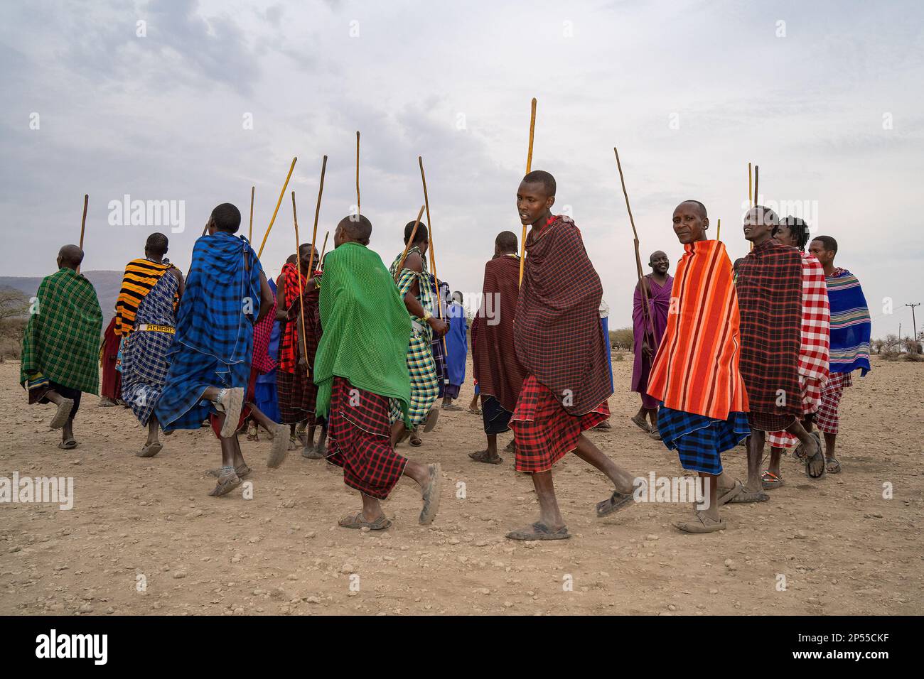 Karatu, Tansania - 16. Oktober 2022: Eine Gruppe masai-Männer in traditionellen Outfits, die während einer Show für Touristen in der Nähe ihres Dorfes tanzen. Stockfoto