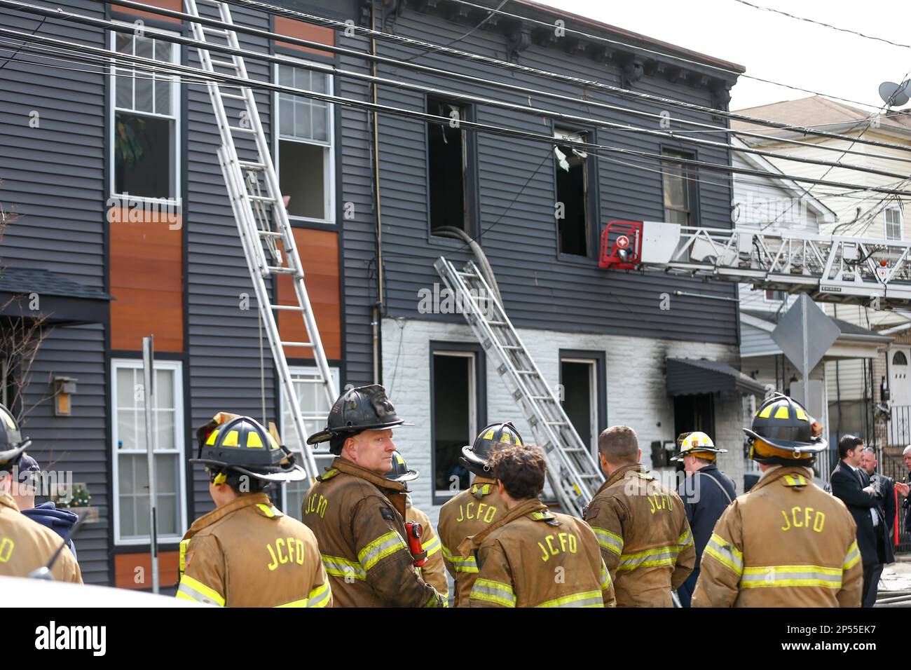 Jersey City, Usa. 06. März 2023. Ein Feuer brach in einem Stadthaus in der Randolph Avenue in der Stadt Jersey City in den USA diesen Montag, 06 aus. Drei Menschen wurden gerettet, und zwei Frauen wurden in ein Krankenhaus in der Region gebracht. Kredit: Brasilien Photo Press/Alamy Live News Stockfoto