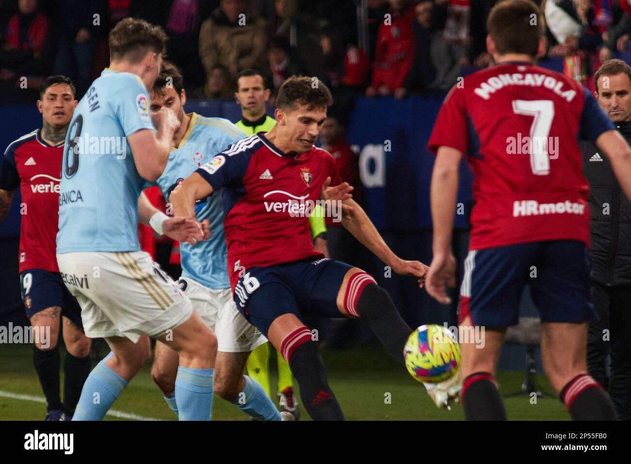 Pamplona, Spanien. 6. März 2023. Sport. Fußball. Strand Larsen (18. RC Celta), Gabri Veiga (24. RC Celta), Lucas Torro (6. CA Osasuna), Jon Moncayola (7. CA Osasuna) und Jagoba Arrasate (CA Osasuna Coach) Während des Fußballspiels von La Liga Santander zwischen CA Osasuna und RC Celta spielten sie am 6. März 2023 im El Sadar Stadion in Pamplona (Spanien). Kredit: Iñigo Alzugaray/Alamy Live News Stockfoto