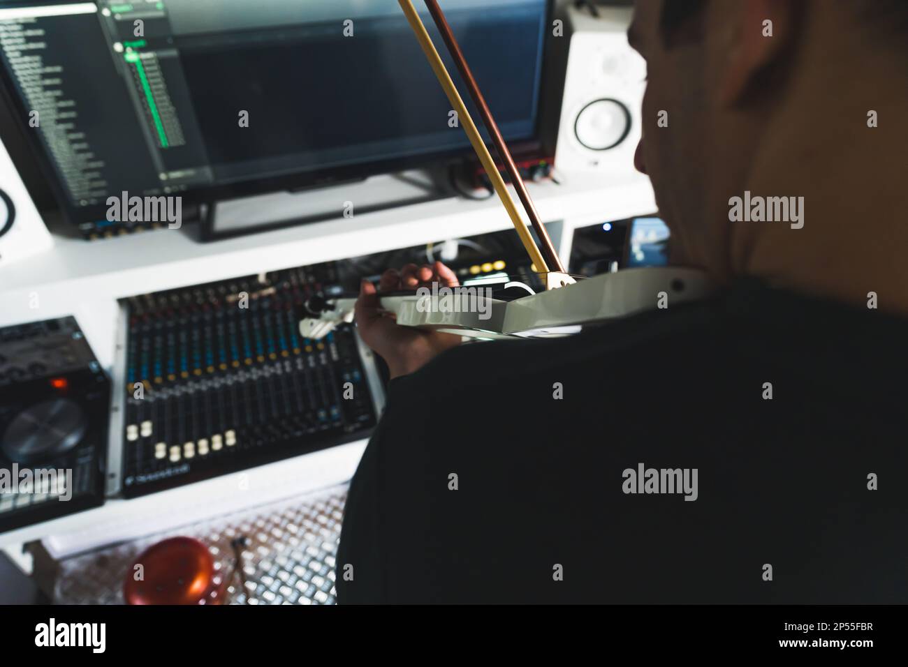 Ein Mann, der in seinem Heimaufnahmestudio Geige spielte, machte eine Nahaufnahme des Musikkonzepts. Hochwertiges Foto Stockfoto