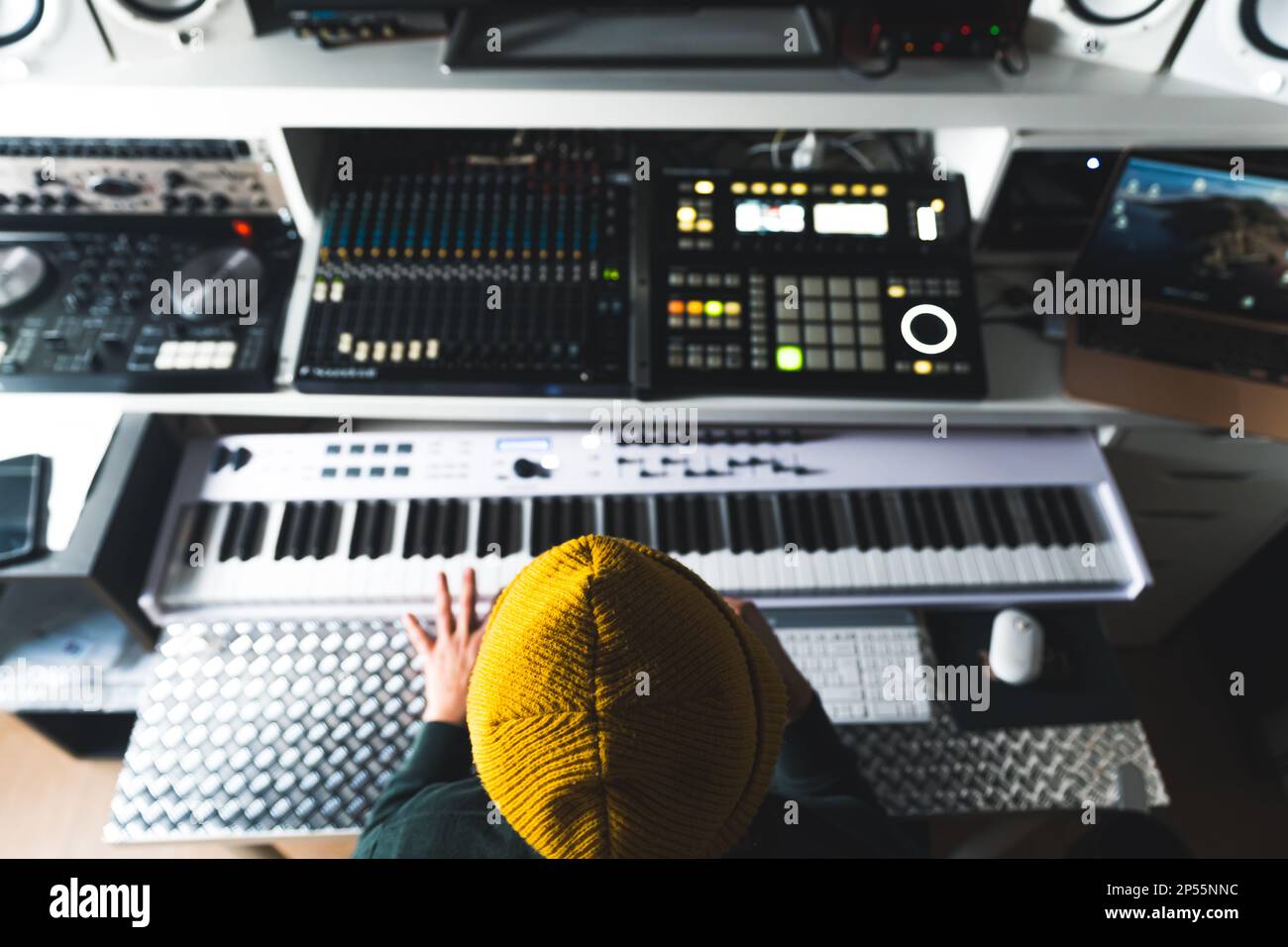 Musiker, der an seinem neuen Titel arbeitet und das elektrische Klavier spielt, Heimstudio. Hochwertiges Foto Stockfoto