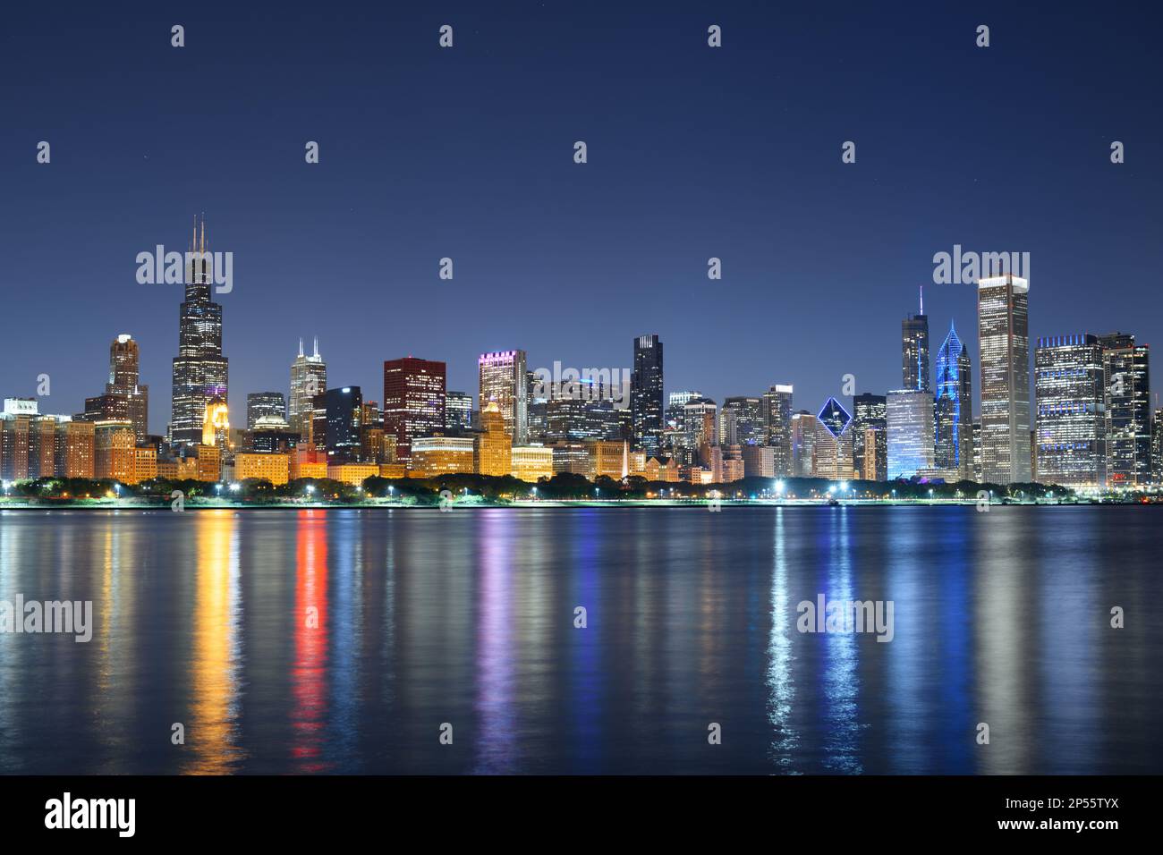 Chicago, Illinois, USA Downtown Skyline aus dem Michigan See in der Abenddämmerung. Stockfoto