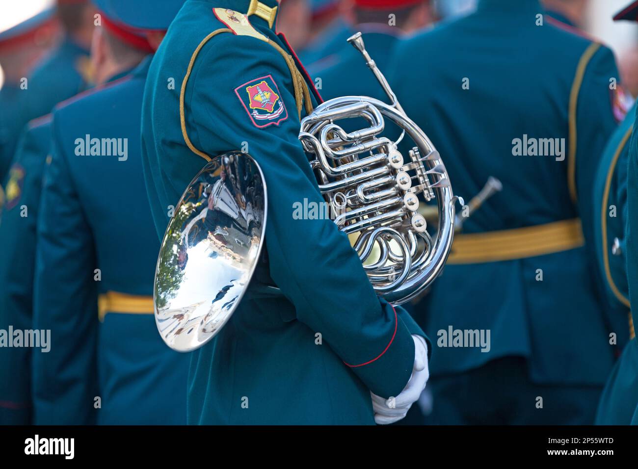 Jekaterinburg, Russland - 15. Juli 2018: Musiker der russischen Armee halten sein französisches Horn, bevor sie zu einem freien Außenkonzert auftreten. Stockfoto