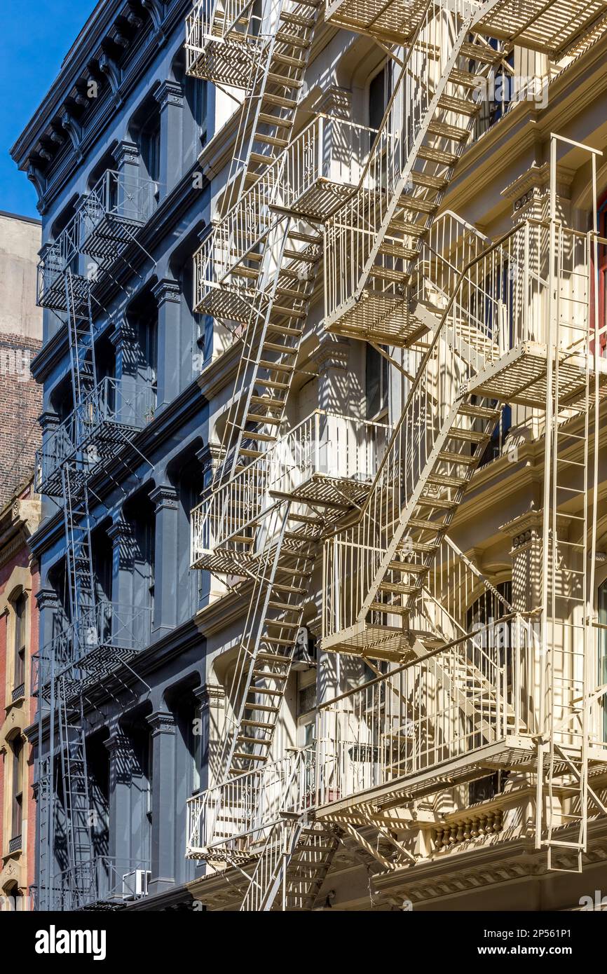 New York, USA - 23. April 2022: Typisches New York City Gebäude mit Feuerleitern Stockfoto