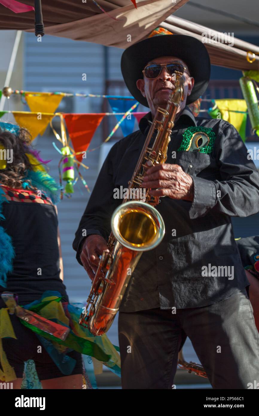 Saint-Gilles les les bains, La Réunion - Juni 25 2017: Musiker, der während des Großen Boucan-Karnevals mit einem Saxophon spielt. Stockfoto