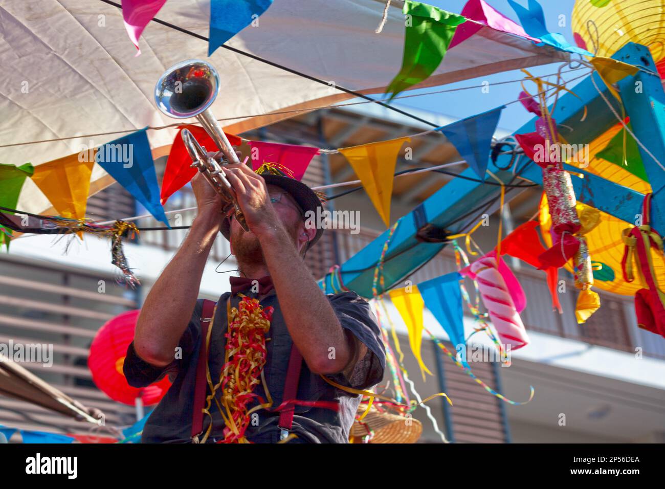 Saint-Gilles les les bains, La Réunion - Juni 25 2017: Musiker, der während des Großen Boucan-Karnevals mit einer Tromphete spielt. Stockfoto
