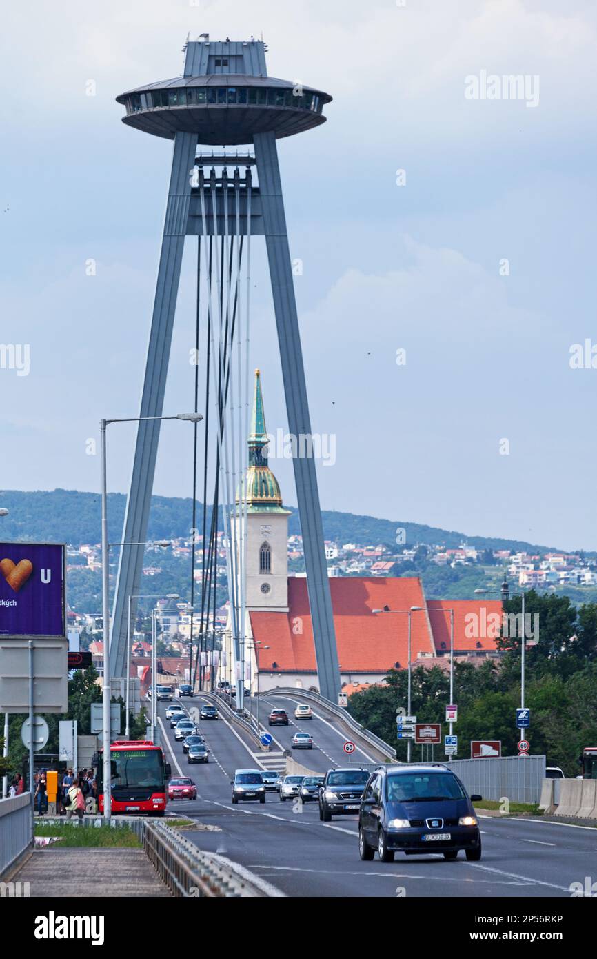 Bratislava, Slowakei - Juni 18 2018: Die futuristische Brücke des slowakischen Nationalaufstands (auch bekannt als Nový Most oder Neue Brücke). Stockfoto
