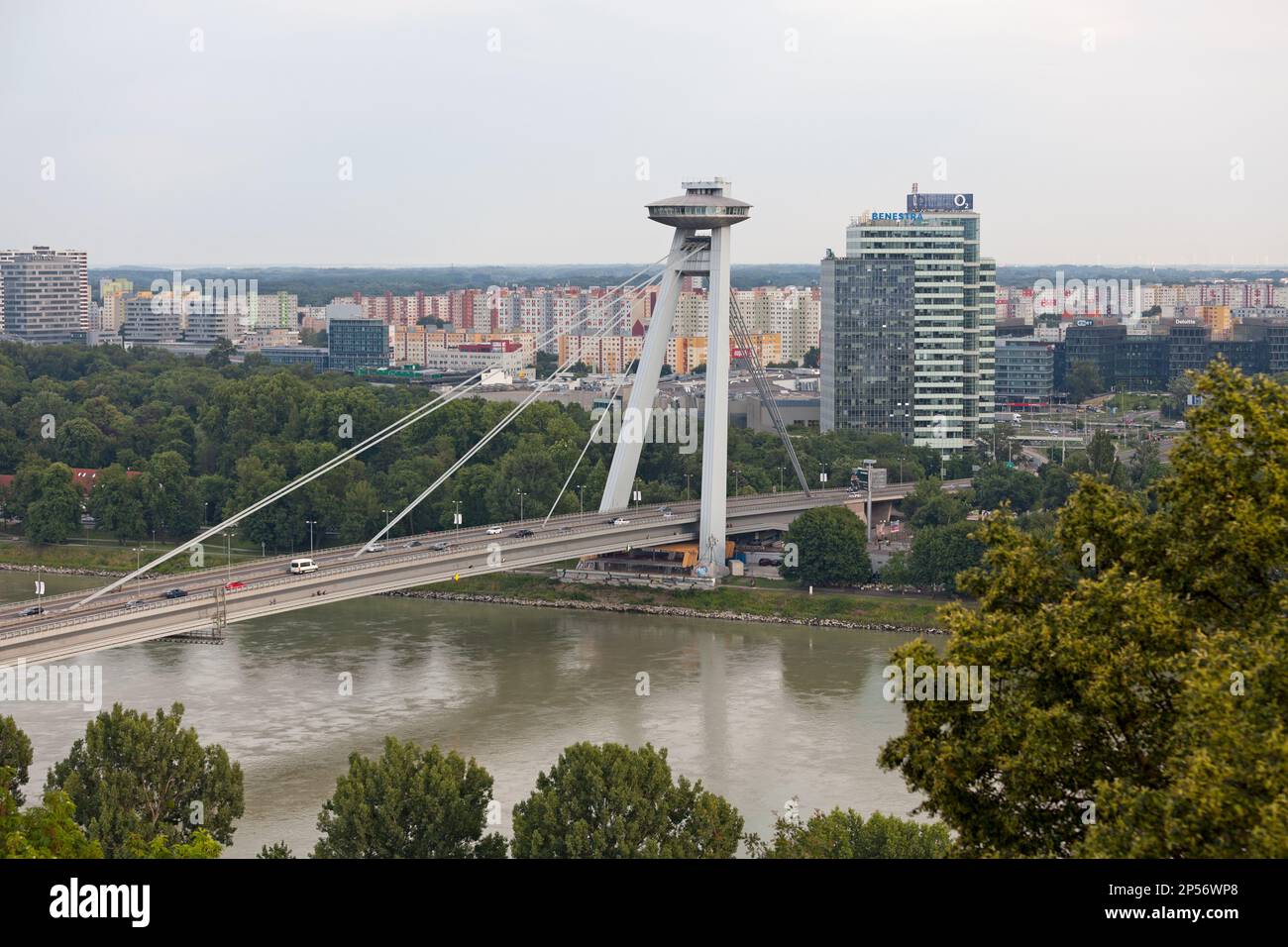 Bratislava, Slowakei - Juni 18 2018: Die futuristische Brücke des slowakischen Nationalaufstands (auch bekannt als Nový Most oder Neue Brücke). Stockfoto