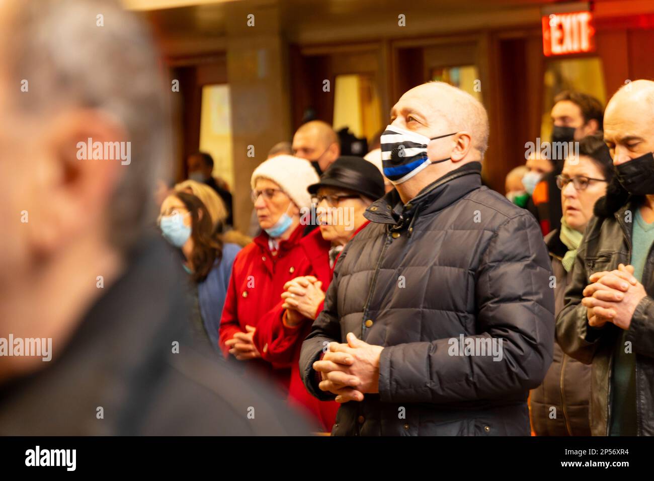 Ukrainische Gläubige besuchen die erste Sonntagsmesse nach der russischen Invasion 2022 Stockfoto
