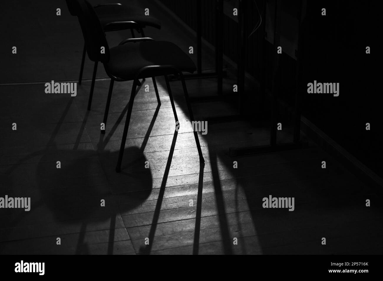 Leere Sitzreihen im Flur für eine große Anzahl von Personen. Kino und Theaterhalle für Auftritte. Stockfoto