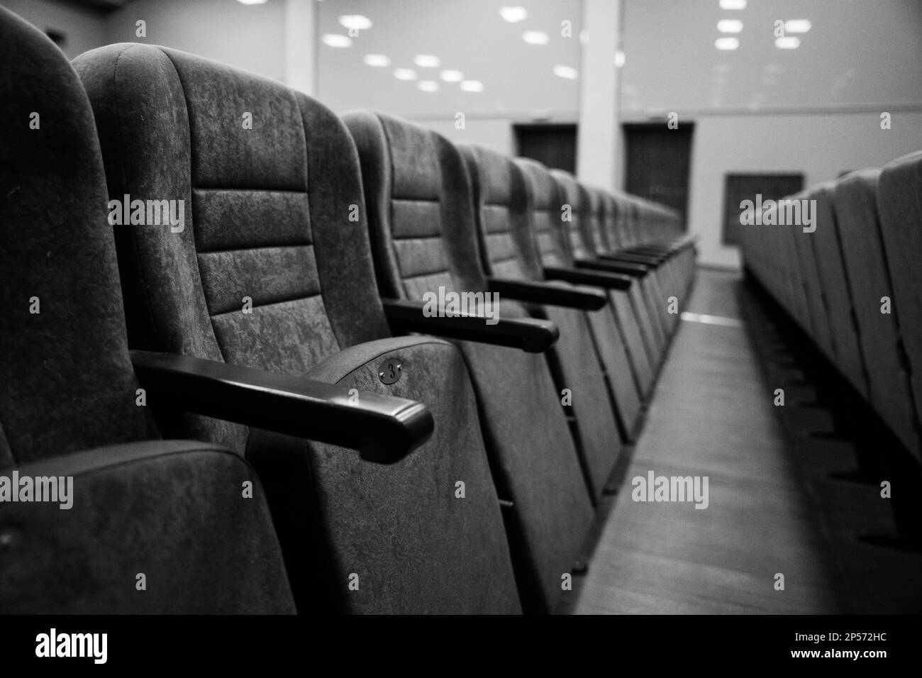 Leere Sitzreihen im Flur für eine große Anzahl von Personen. Kino und Theaterhalle für Auftritte. Stockfoto