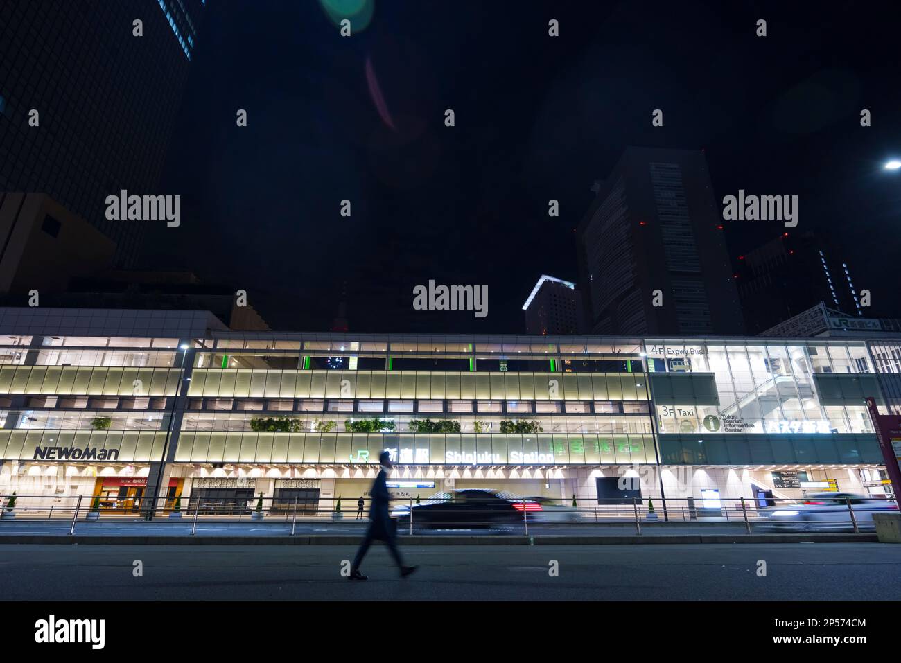 Der Bahnhof Shinjuku leuchtet um Mitternacht in Shinjuku, Tokio, Japan. Stockfoto