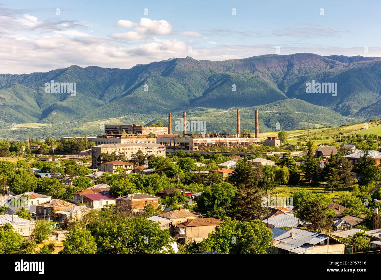Landschaft von Surami, kleine Stadt (daba) in Georgien mit Ruinen der alten Sowjetzeit Soda-Fabrik und ländlicher Architektur, Shida Kartli Region. Stockfoto