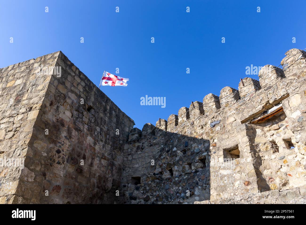 Surami Festung alte Steinmauern mit Zinnen, georgische Nationalflagge oben, Georgien. Stockfoto