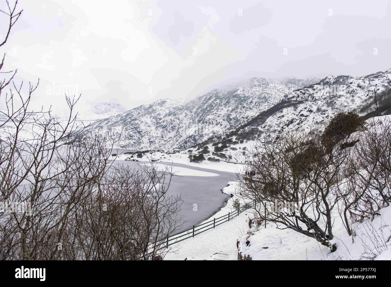 Gangtok, Sikkim, Indien. 28. Februar 2023. Ein gefrorener Gletschersee, umgeben von majestätischen Gipfeln und frischer, kalter Luft, bedeckt von azurblauem Himmel - Changu Lake ist einer der seltenen Orte, die die Platitude würdigen. Dieses glitzernde, smaragdblaue Gewässer, gespeist vom schmelzenden Schnee der umliegenden Berge, befindet sich auf einer Höhe von 12.400 Fuß an der Gangtok-Nathula Road. Auch bekannt als Tsomgo-See, übersetzt in ''˜Quelle des Wassers. (Kreditbild: © Zakir Hossain/Pacific Press via ZUMA Press Wire) NUR REDAKTIONELLE VERWENDUNG! Nicht für den kommerziellen GEBRAUCH! Stockfoto