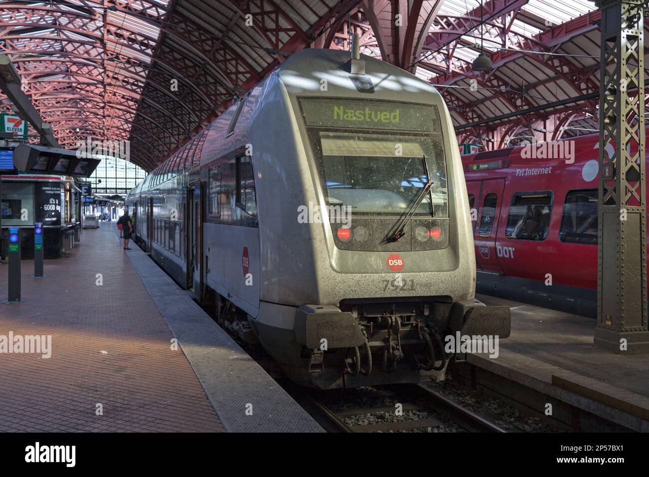 Kopenhagen, Dänemark - Juni 28 2019: Vom DSB betriebener Bombardier-Zug am Kopenhagener Hauptbahnhof (Dänisch: Københavns hovedbanegård). Stockfoto