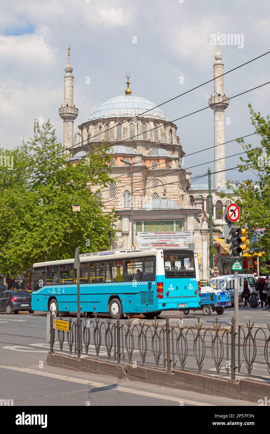 Istanbul, Türkei - Mai 11 2019: Die Laleli-Moschee (Türkisch: Laleli Camii oder Tulpenmoschee) ist eine osmanische Kaisermoschee aus dem 18. Jahrhundert in Lalel Stockfoto