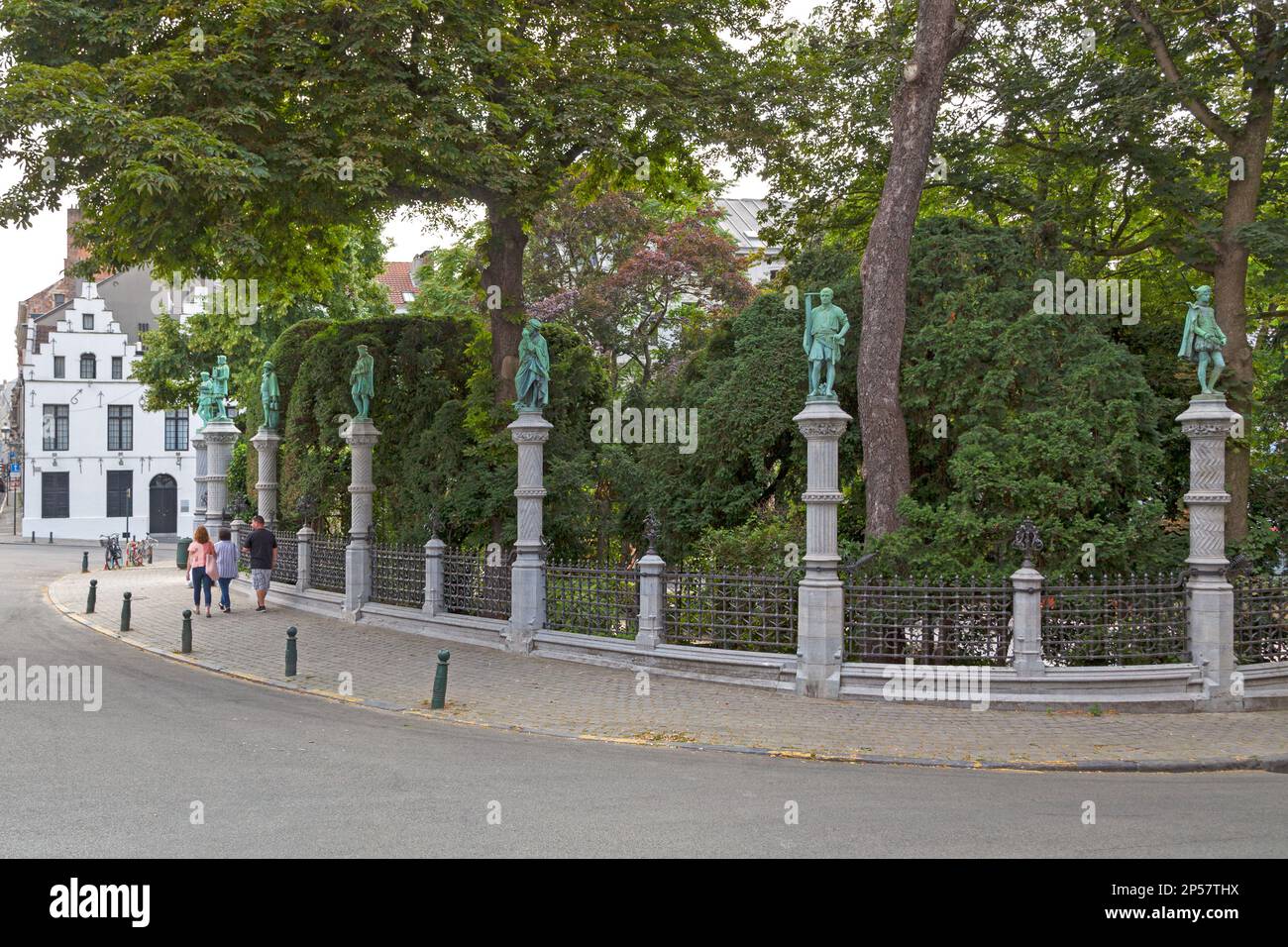 Brüssel, Belgien - 02 2019. Juli: Der Petit Sablon Platz (französisch: Square du Petit Sablon) ist ein Garten im Neorenaissance-Stil mit einem Brunnen und Skulpturen, Stockfoto