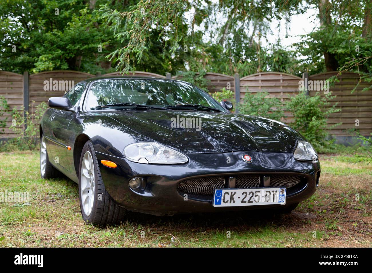 Lamorlaye, Frankreich – Juli 05 2020: Der Jaguar XKR ist ein großer Tourer, der vom britischen Automobilhersteller Jaguar Cars hergestellt und vermarktet wird. Stockfoto