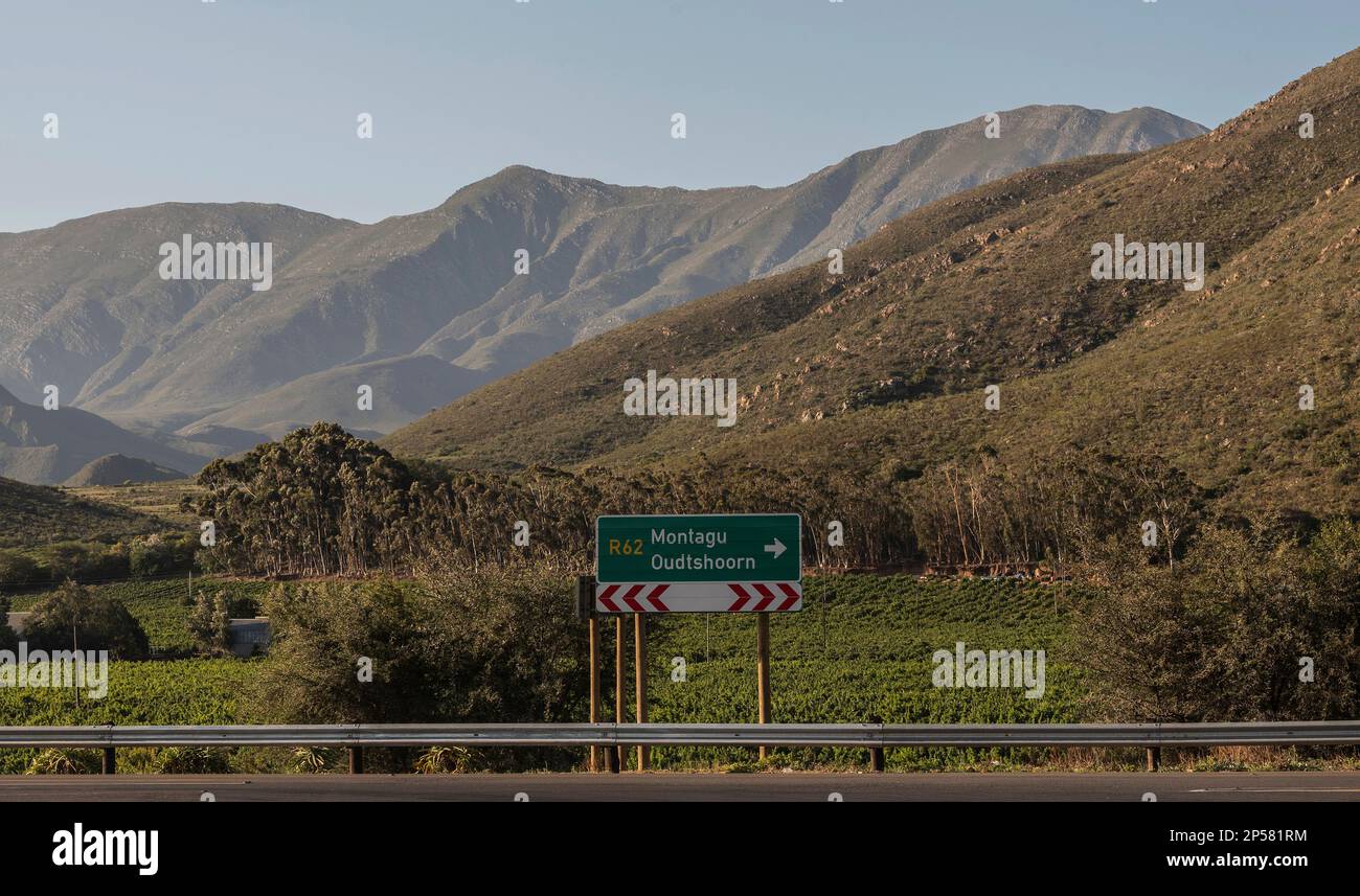 Montagu, Westkap, Südafrika. 2023. Landschaftlich reizvolle Landschaft entlang der Autobahn R62 eine für Touristen empfohlene Route in Montagu. Stockfoto