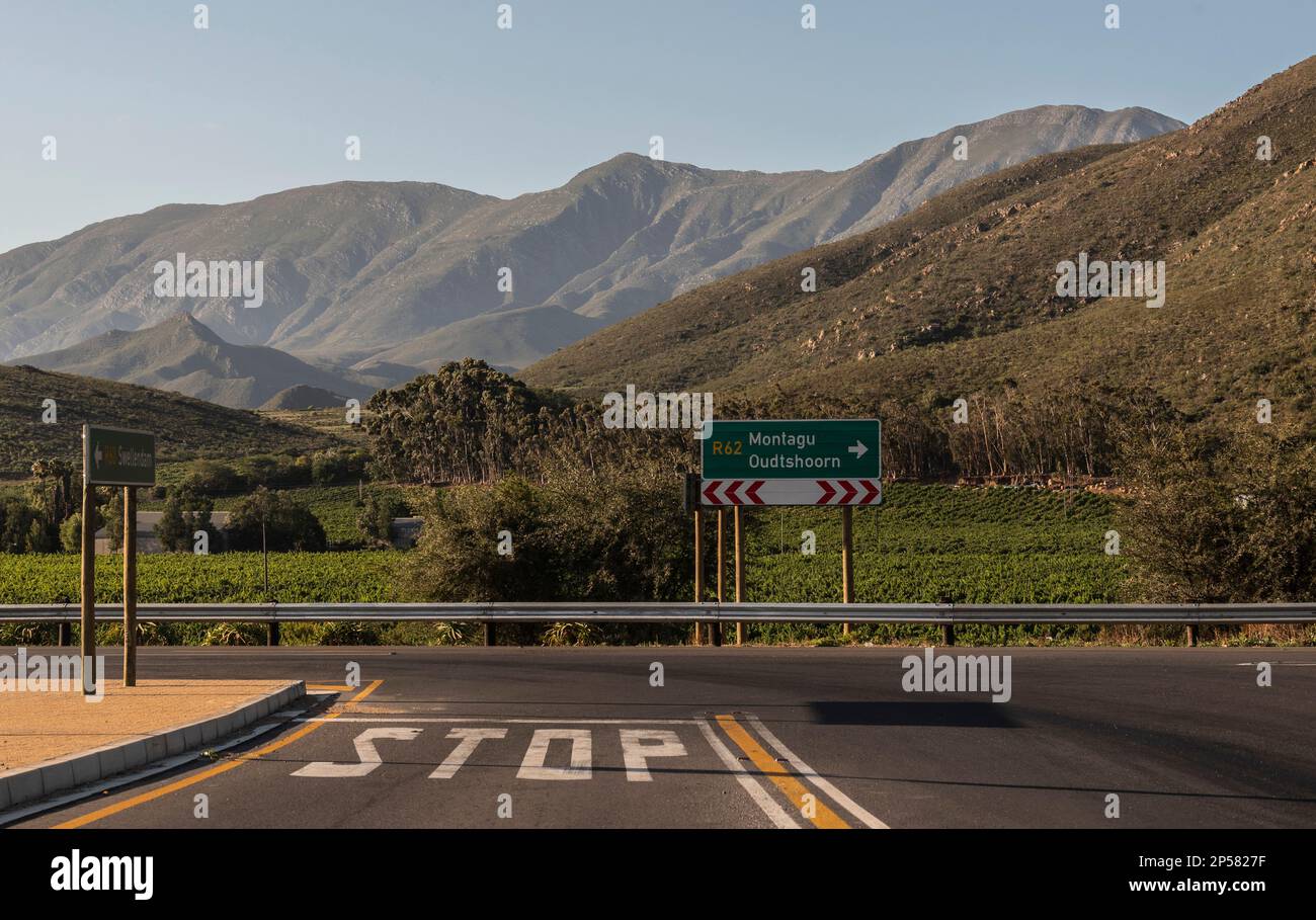 Montagu, Westkap, Südafrika. 2023. Landschaftlich reizvolle Landschaft entlang der Autobahn R62 eine für Touristen empfohlene Route in Montagu. Stockfoto