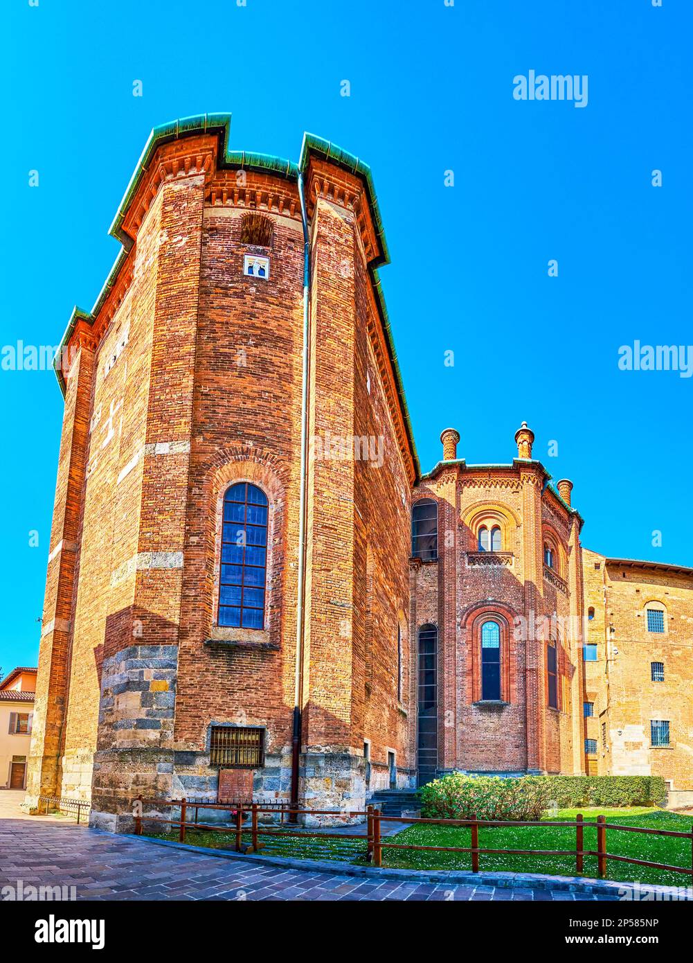 Die Außenwand der mittelalterlichen Kathedrale von Monza, Italien Stockfoto