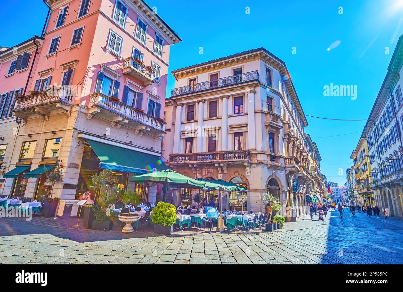 MONZA, ITALIEN - 11. APRIL 2022: Via Vittorio Emanuele II, die zentrale Straße mit historischen Gebäuden, am 11. April in Monza, Italien Stockfoto