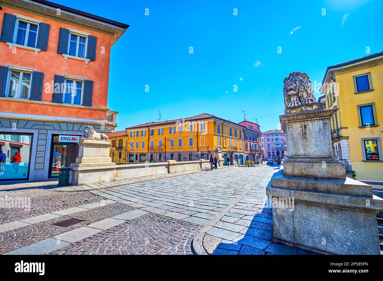 MONZA, ITALIEN - 11. APRIL 2022: Die Löwenbrücke über den Fluss Lambro mit vier Skulpturen von Löwen, die sich im historischen Zentrum am 11. April in Monza befinden, Stockfoto