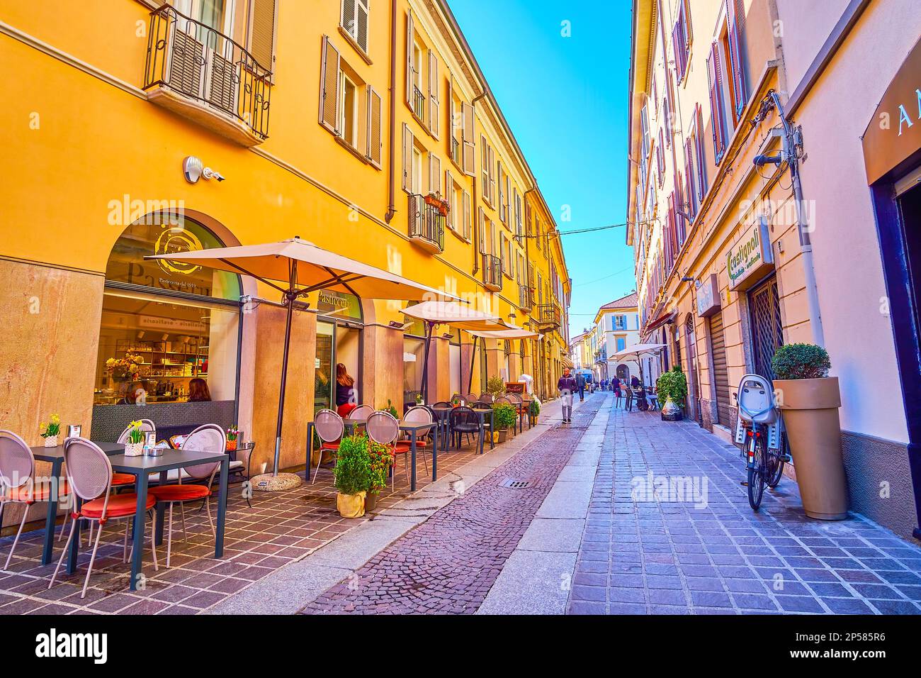 MONZA, ITALIEN - 11. APRIL 2022: Kleine Cafés mit Tischen im Freien entlang der Via Carlo Alberto, der zentralen Fußgängerzone, am 11. April in Monza, Italien Stockfoto