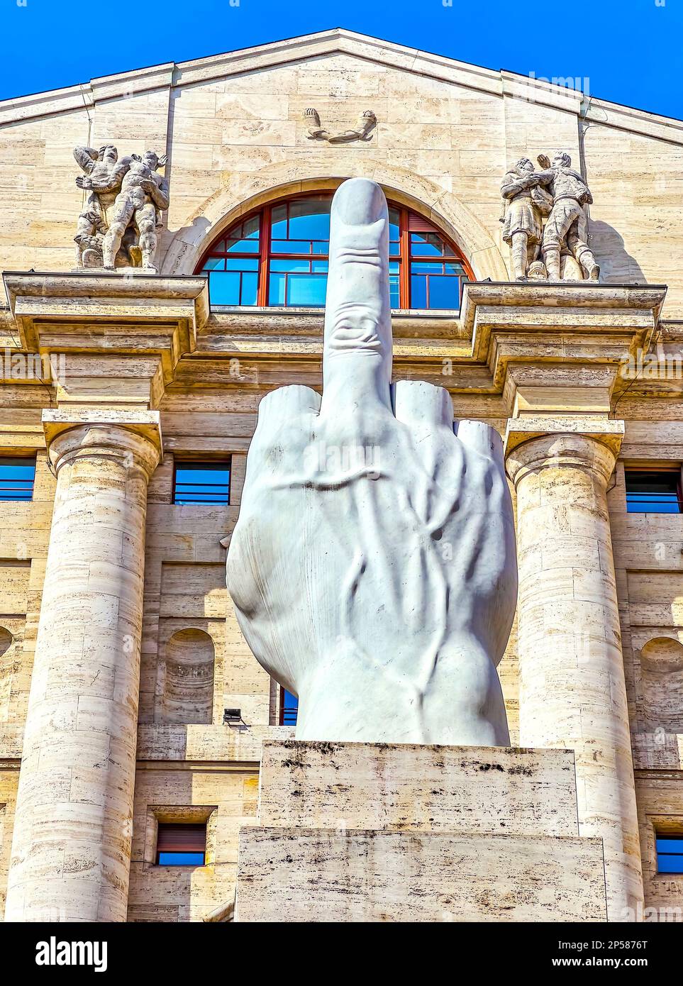 MAILAND, ITALIEN - 11. APRIL 2022: Die moderne Kultur L.O.V.E. oder Il Dito (der Finger) von Maurizio Cattelan auf der Piazza Affari am 11. April in Mailand, Italien Stockfoto
