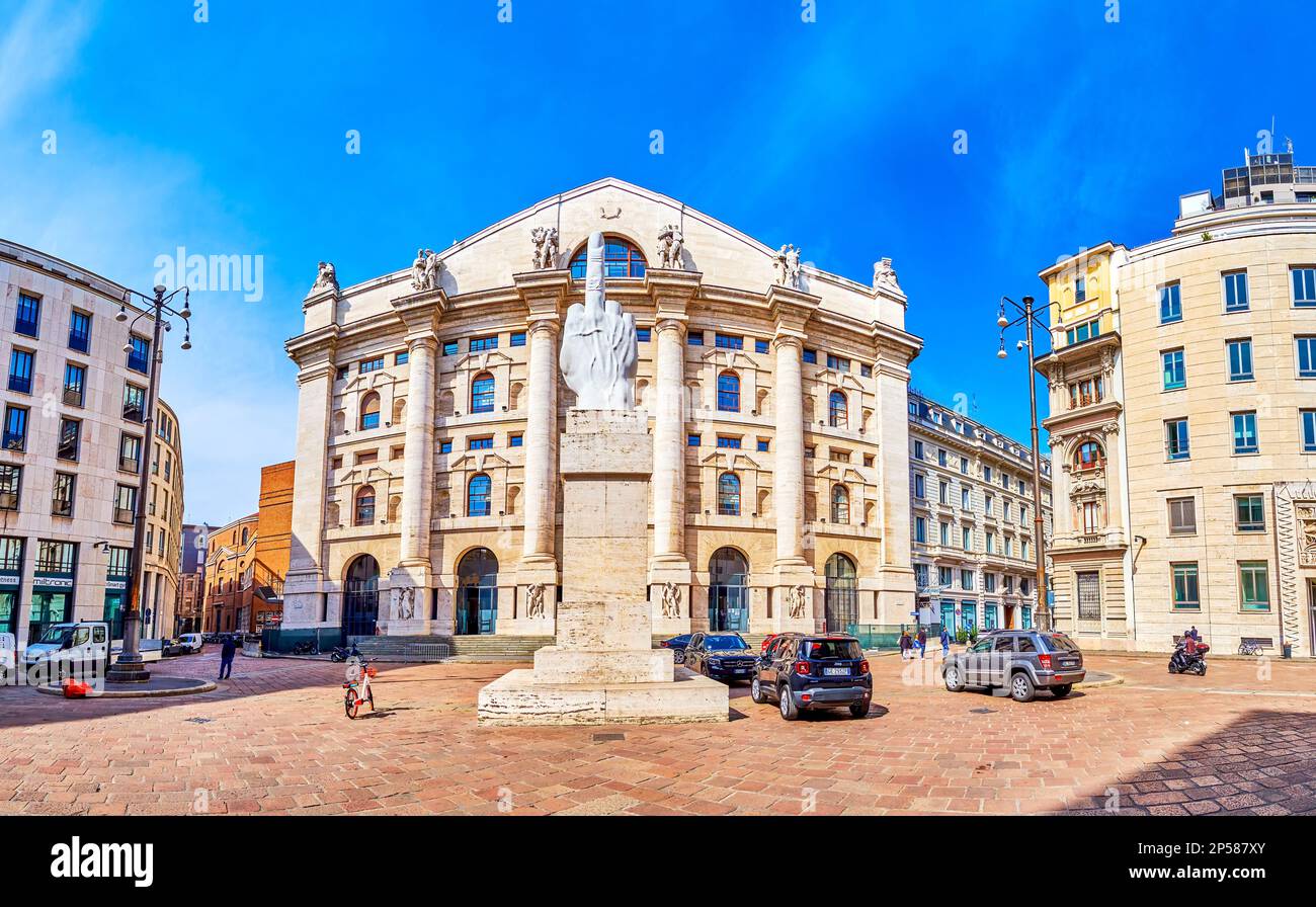 MAILAND, ITALIEN - 11. APRIL 2022: Panorama der Piazza Affari das finanzielle Herz der Stadt mit moderner Skulptur L.O.V.E. von Maurizio Cattelan, am April Stockfoto