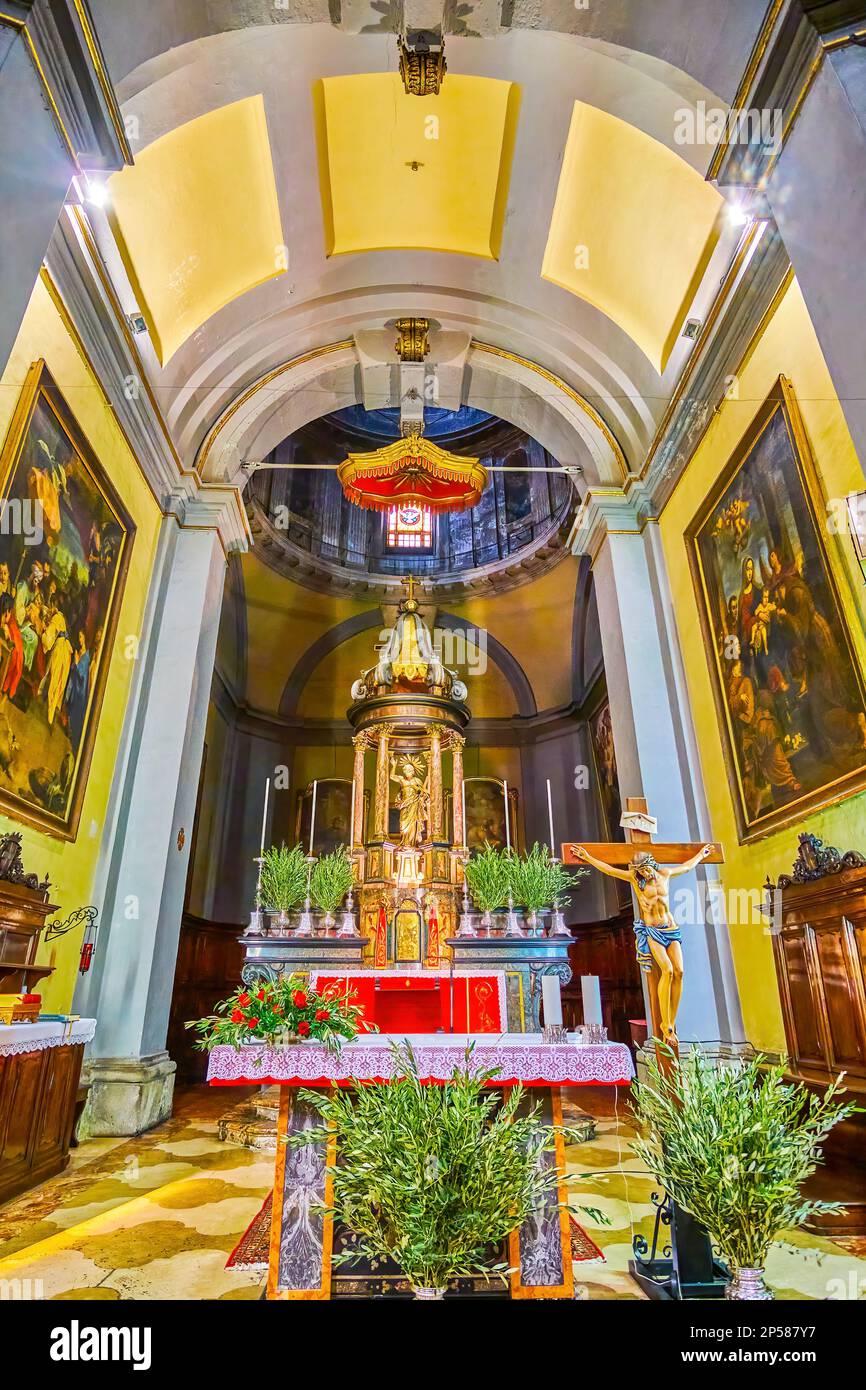 MAILAND, ITALIEN - 11. APRIL 2022: Der hohe Altar des Tempels von San Sebastiano, am 11. April in Mailand, Italien Stockfoto