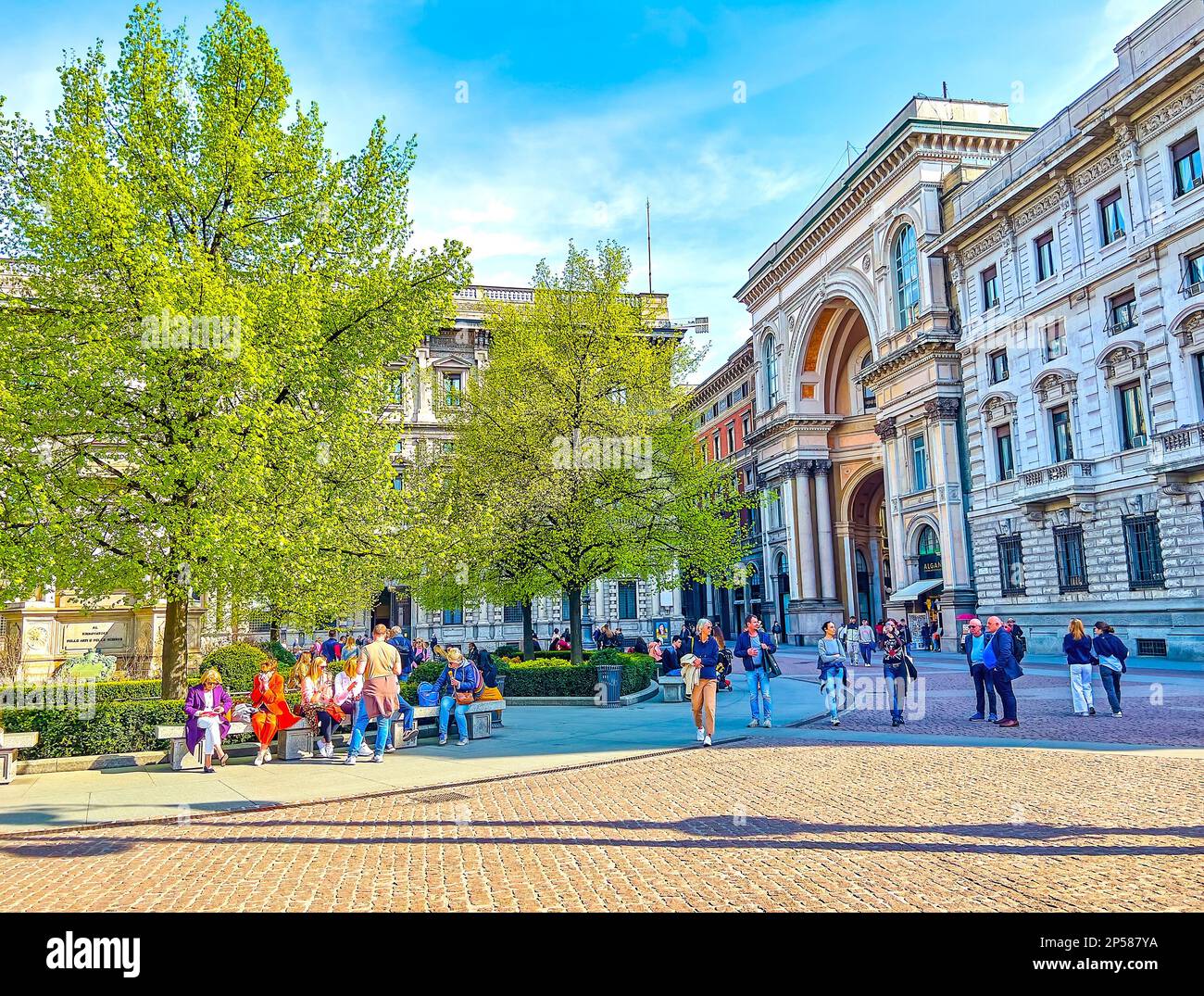 MAILAND, ITALIEN - 11. APRIL 2022: Piazza della Scala mit kleinem Garten und Eingangsportal zur Galleria Vittorio Emanuele II, am 11. April in Mailand, Italien Stockfoto