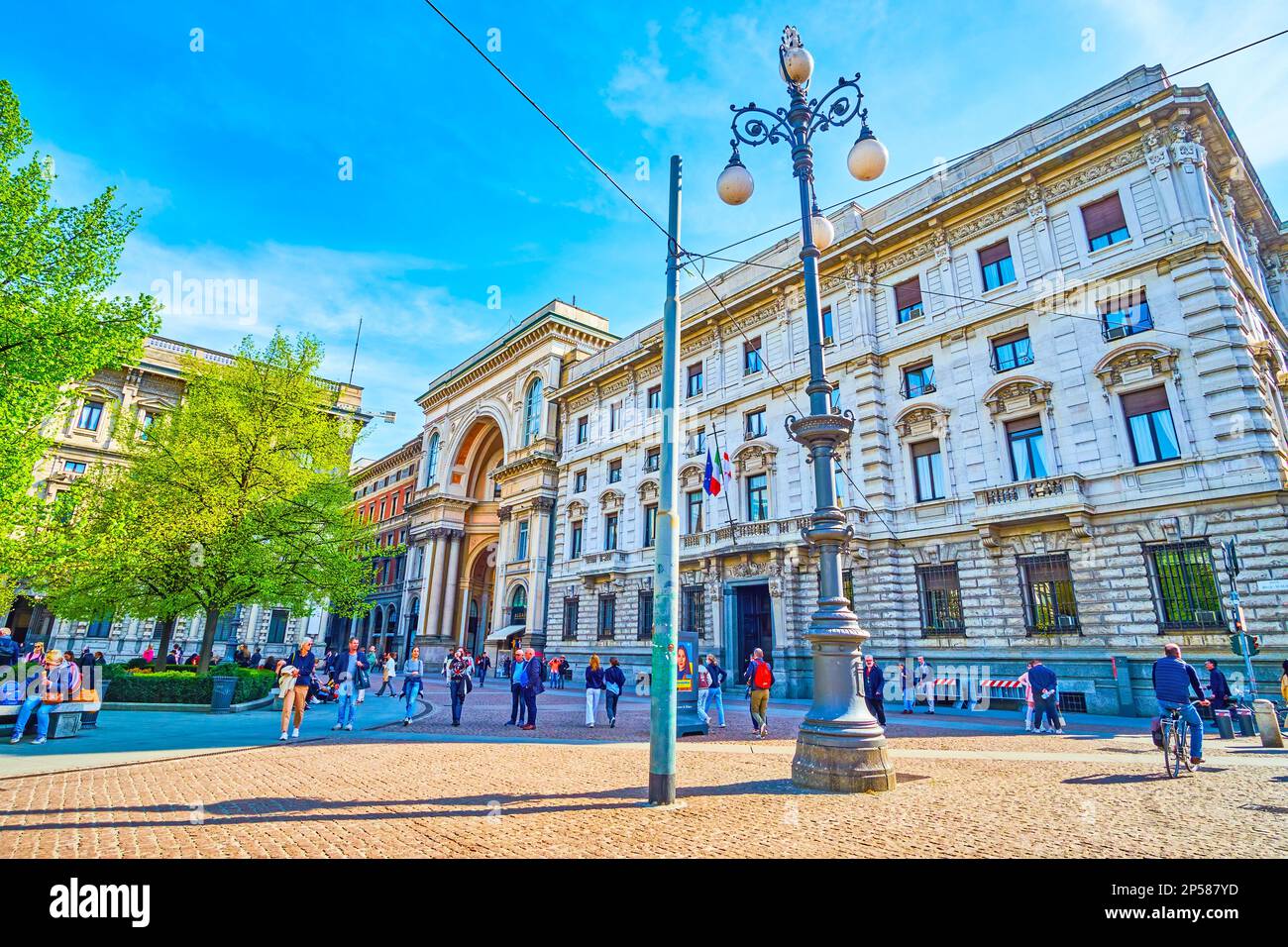 MAILAND, ITALIEN - 11. APRIL 2022: Großes Eingangsportal zur Galleria Vittorio Emanuele II auf der Piazza della Scala, am 11. April in Mailand, Italien Stockfoto