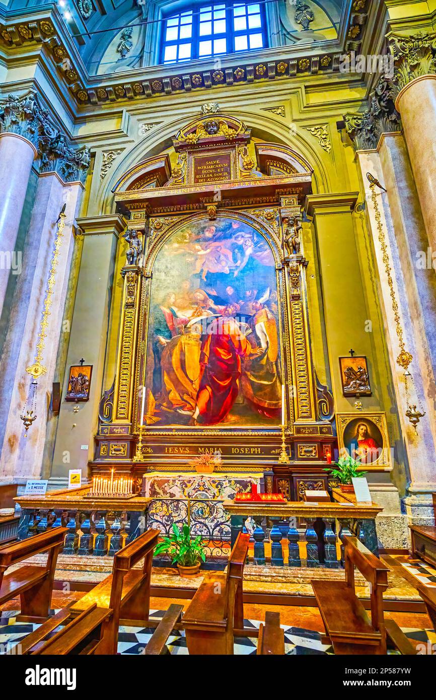 MAILAND, ITALIEN - 11. APRIL 2022: Das große Symbol der inneren Kapelle der Kirche San Giuseppe, am 11. April in Mailand, Italien Stockfoto