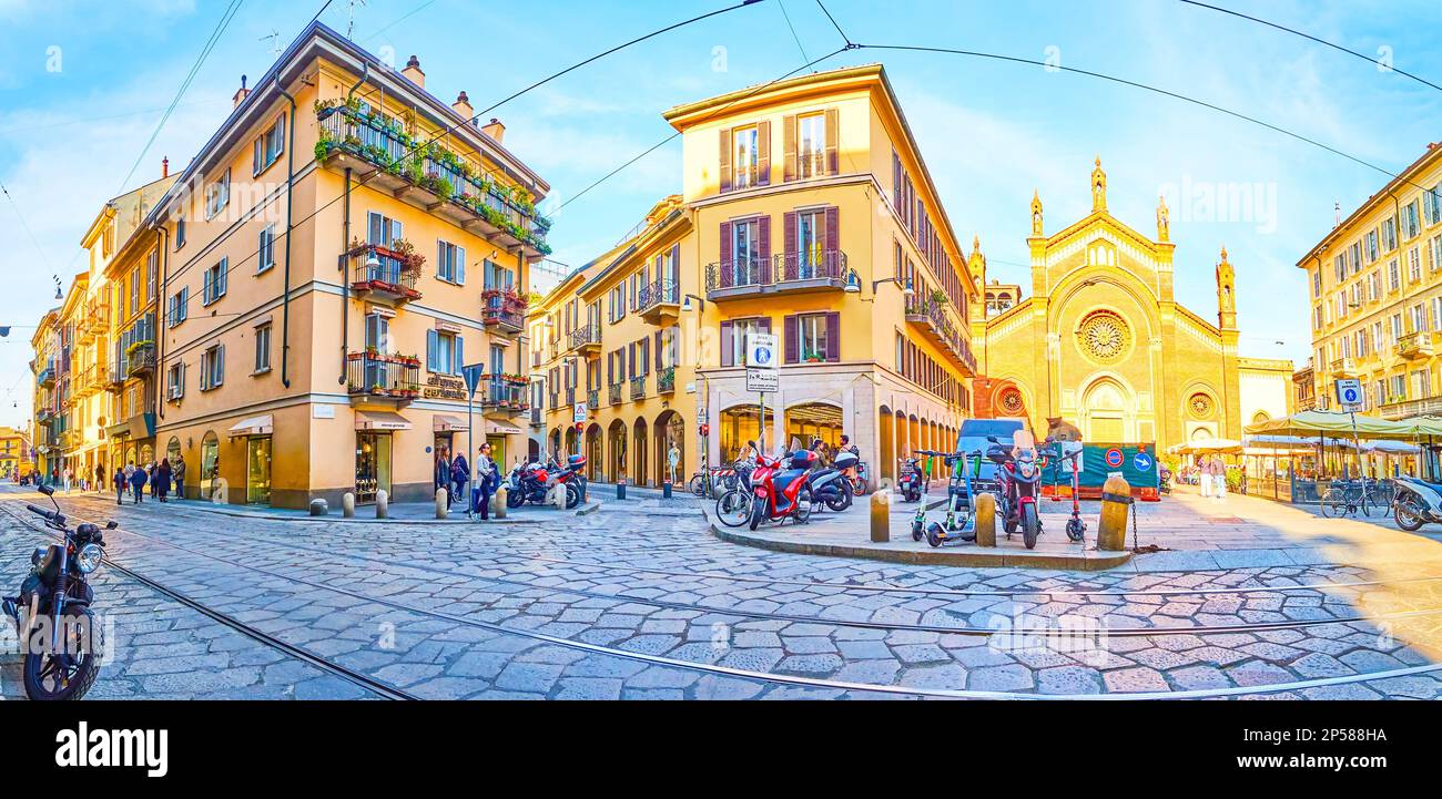 MAILAND, ITALIEN - 11. APRIL 2022: Panorama der Piazza del Carmine mit Wohnhäusern und der Kirche Carmine, am 11. April in Mailand, Italien Stockfoto