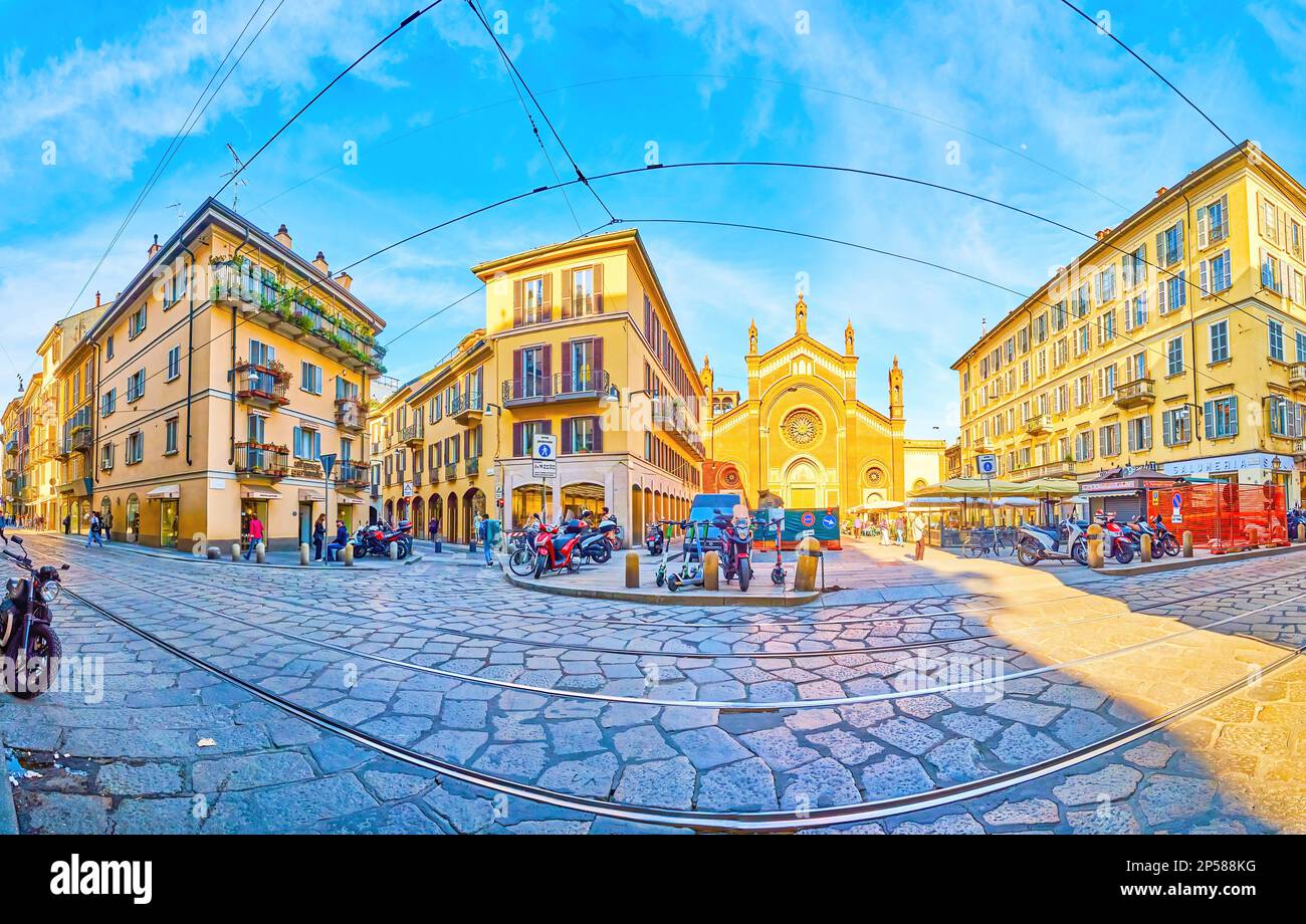 MAILAND, ITALIEN - 11. APRIL 2022: Panoramablick auf die Piazza del Carmine, den Höhepunkt des Stadtviertels Brera mit Karminkirche, am 11. April in Mailand, Italien Stockfoto