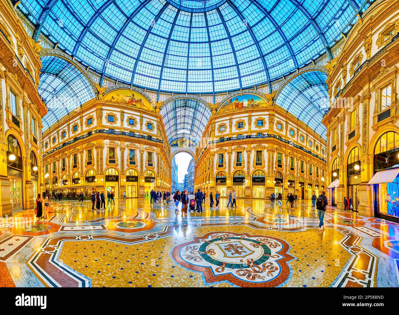 MAILAND, ITALIEN - 11. APRIL 2022: Panoramablick auf den Zentralsaal mit Glaskuppel der Galleria Vittorio Emanuele II, am 11. April in Mailand, Italien Stockfoto